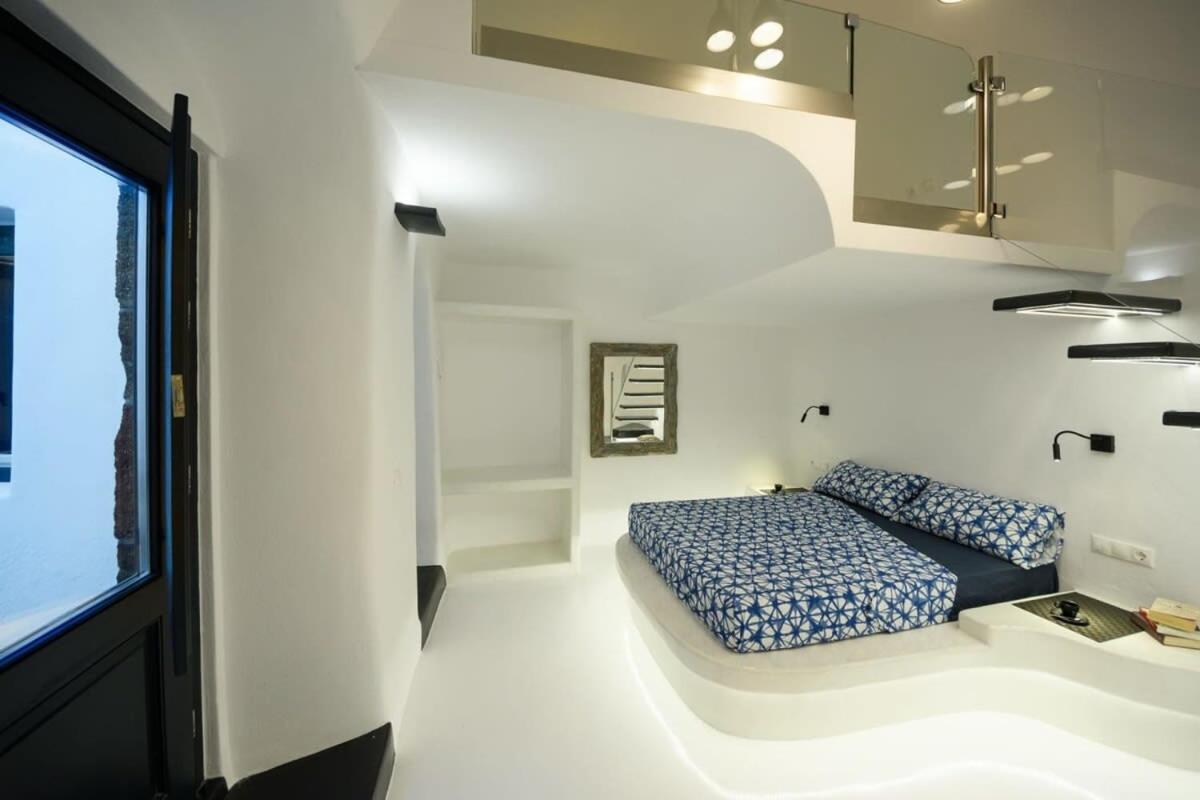 Santorini Traditional Apt With Private Hot Tub Apartment Fira  Exterior photo