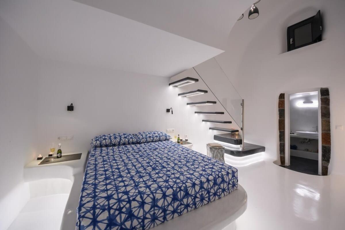 Santorini Traditional Apt With Private Hot Tub Apartment Fira  Exterior photo
