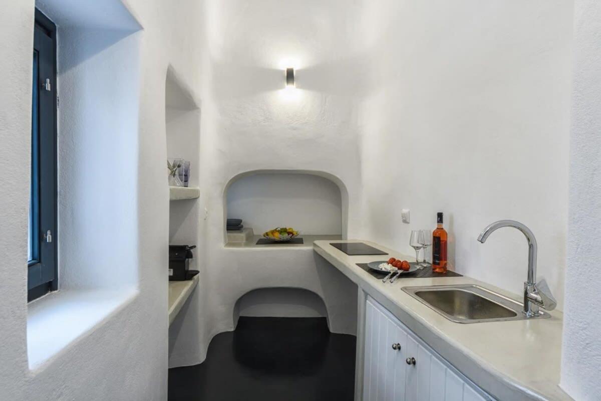 Santorini Traditional Apt With Private Hot Tub Apartment Fira  Exterior photo