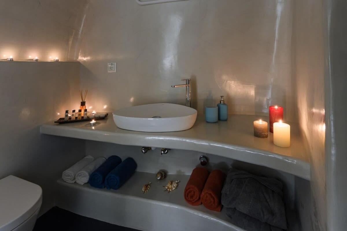Santorini Traditional Apt With Private Hot Tub Apartment Fira  Exterior photo