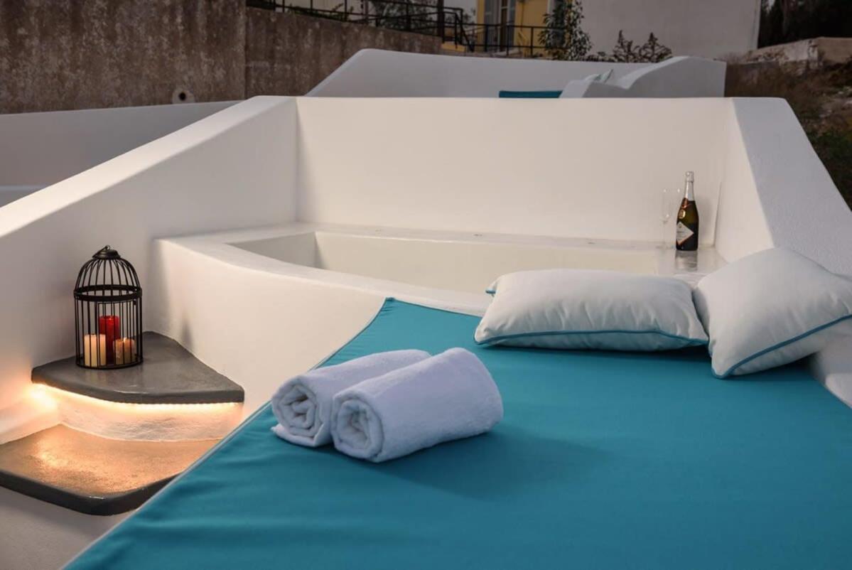 Santorini Traditional Apt With Private Hot Tub Apartment Fira  Exterior photo